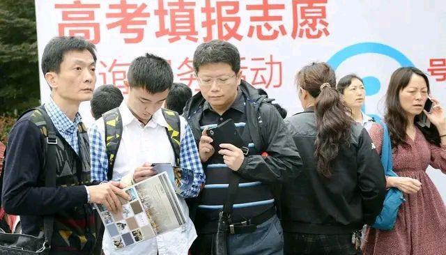 民辦本科vs公辦?？?高考分數過本科線后的十字路口抉擇